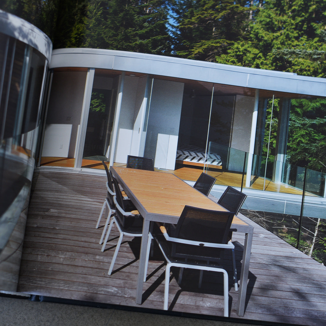 Into the Woods: Retreats and Dream Houses - Philip Jodidio