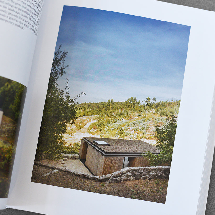 Living in Nature : Contemporary Houses in the Natural World
