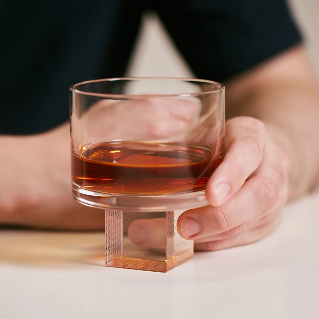 Růžová sklenice na whisky Cube - Lukáš Houdek