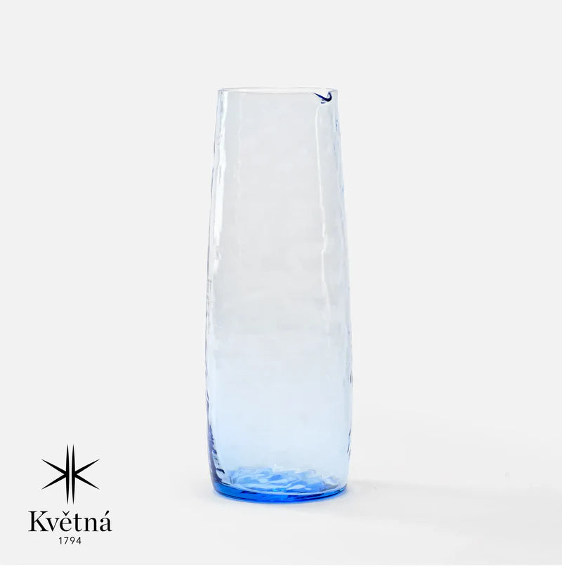 Skleněná karafa z foukaného skla FABINI & Tomáš Kučera 1 000 ml, modrá