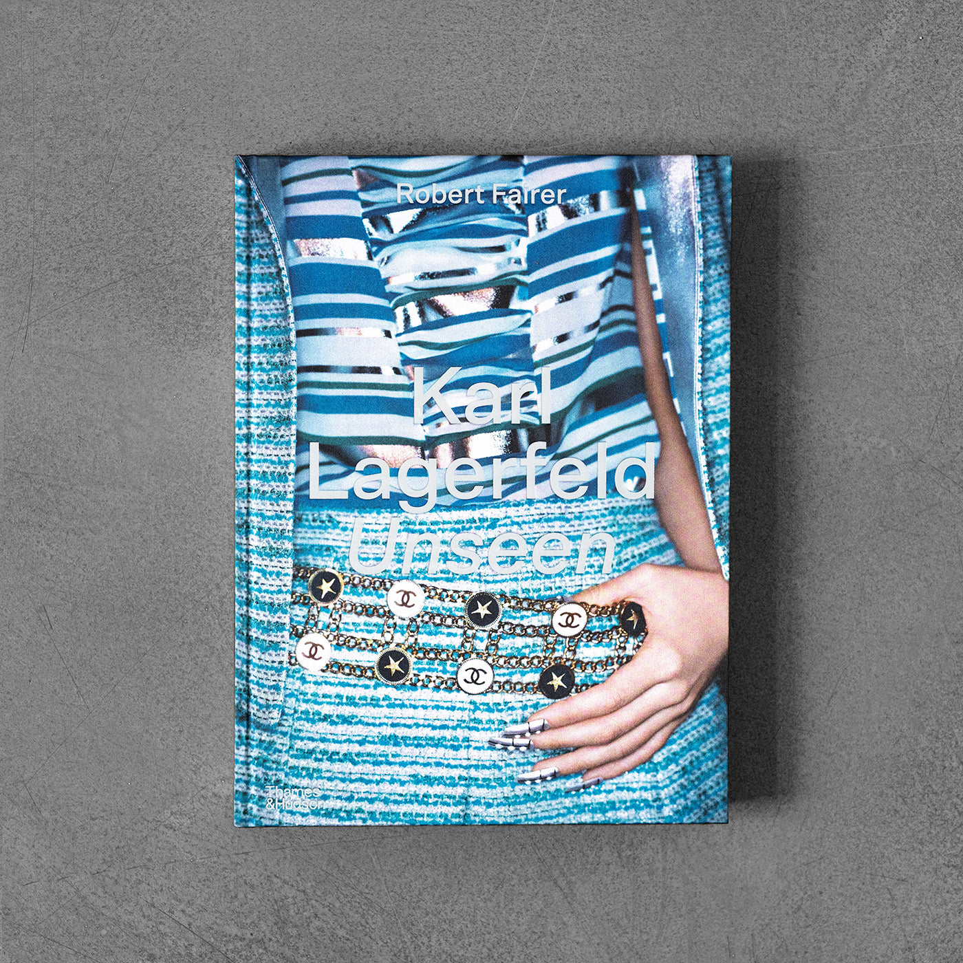 Karl Lagerfeld UNSEEN: Die Chanel-Jahre. Überformat mit Lotus-Leineneinband  und Folienprägung Buch